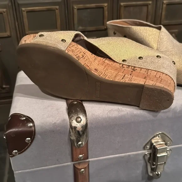 Crown Vintage metallic stretch top sandal - Picture 6 of 7